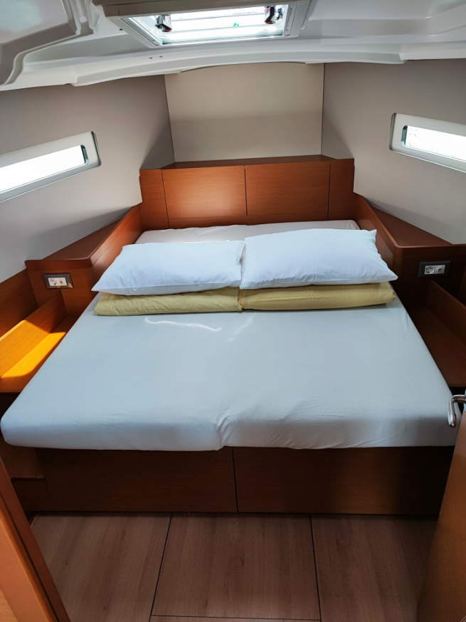 Sun Odyssey 410 ANIKA - front cabin